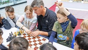 Schachgroßmeister Sebastian Siebrecht erklärt die Spielfiguren. Die Grundschüler der Klosterschule Sindelfingen sind konzentriert bei der Sache. Foto: Stefanie Schlecht