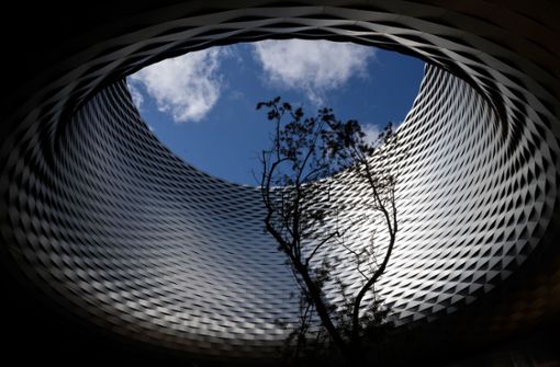 Unter dem Dach der Ausstellungshalle der Architekten Herzog & de Meuron ist die Art Basel aus bescheidenen Anfängen prächtig gediehen. Foto: AFP