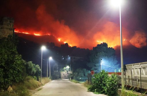 Am Monte Gradara stehen die Wälder auf den Bergrücken und an den Berghängen lichterloh in Flammen. Foto: Imago//Abacapess
