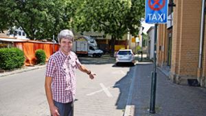 Auf einem der vier Taxiparkplätze  könnte sich Autohaus-Chef Markus Krautter  einen Carsharing-Platz vorstellen. Foto:  