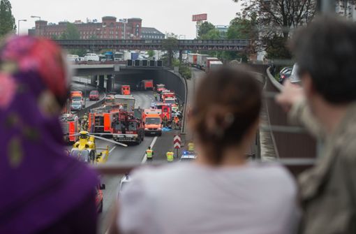 Schaulustige bei einem Unfall in Berlin. Oft werden auch die Smartphones gezückt, um Opfer zu filmen. Foto: dpa