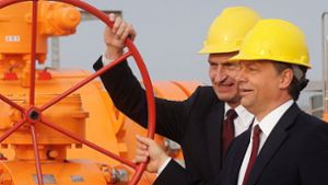 Gemeinsam große Räder drehen: Günther Oettinger, damals noch  EU-Energiekommissar, und  Viktor Orban (rechts) im Oktober 2010 bei der Inbetriebnahme einer Gaspipeline in Ungarn. Foto: dpa/Szilard Koszticsak