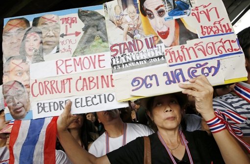 Mit lautstarken Protestparolen haben zehntausende Regierungsgegner die thailändische Hauptstadt Bangkok am Montag in weiten Teilen lahmgelegt. Foto: dpa