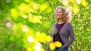 Petra Weller erarbeitet sich gerne in der Natur neue Märchen. Umgeben von Grün kommt die 63-Jährige an die Gefühle  heran, die die Erzählung authentisch machen. Foto: /Frank Eppler