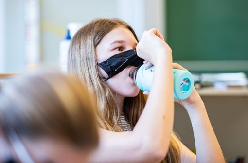 Ab Klasse fünf und an den weiterführenden Schulen gilt Maskenpflicht auf sogenannten Begegnungsflächen wie Schulfluren, Aula und Toiletten. Foto: dpa/Guido Kirchner