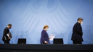 Bundeskanzlerin Angela Merkel, der Regierende Bürgermeister von Berlin, Michael Müller (links), und der bayerische Ministerpräsident Markus Söder  nach einer Pressekonferenz am Freitag Foto: dpa/Markus Schreiber