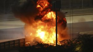 Schrecksekunde in Bahrain: der Rennwagen von Romain Grosjean brennt lichterloh. Foto: AP/Brynn Lennon