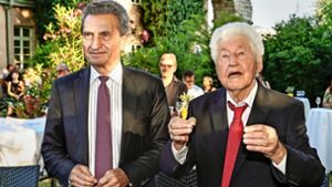 Zwei Legenden: Der Ex-EU-Digitalkommissar Günther Oettinger (links) stand  Gotthilf Fischer im Blühenden Barock zur Seite.  Foto: factum/Bach