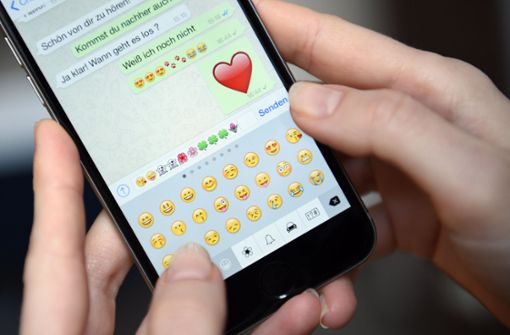 WhatsApp möchte es seinen Nutzern ermöglichen, Nachrichten automatisch löschen zu lassen. Foto: dpa/Britta Pedersen