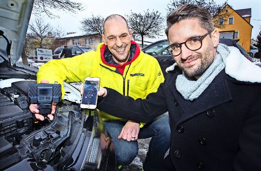 Dirk Bongardt (links) und Dominic Ruopp zeigen, dass sich die Leistungsstufe des  Racechip  mit dem Smartphone Foto: Ines Rudel