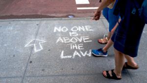 „Niemand steht über dem Gesetz“ hat jemand auf den Bürgersteig vor dem Trump-Tower mit Kreide geschrieben. Foto: AFP/Spencer Platt