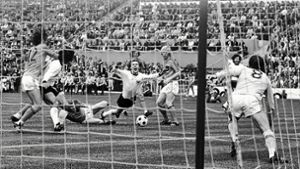 WM-Finale 1974: Bernd Hölzenbein bleibt am Bein des Holländers  Wim Jansen hängen und fällt – Elfmeter für Deutschland. Foto: dpa/FRA
