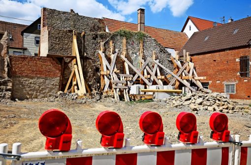 Nach einem teilweisen Einsturz im Januar sichert eine Holzkonstruktion die historische Stadtmauer von Oberriexingen. Bald soll sie aufwendig saniert werden. Foto: factum/Granville