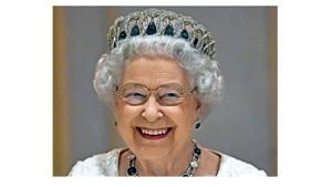 Hat gut lachen: die Queen ist auch mit 90 Jahren fit und robust Foto: dpa