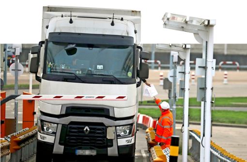 Die Dokumente eines Lastwagenfahrers werden von Eurotunnelmitarbeitern kontrolliert. Foto: dpa/Frank Augstein