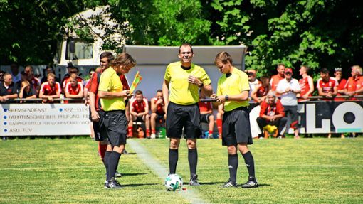 Simon Hofmann (Mitte) bei einem Spiel mit seinen Assistenten Marius Haller (links) und Daniel Röbbeling. Foto: privat