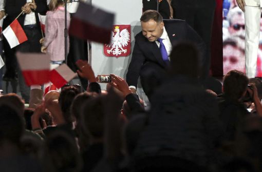 Andrzej Duda nimmt die Glückwünsche seiner Anhänger entgegen. Foto: AP/Czarek Sokolowski
