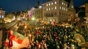 Auf der Bühne am Esslinger Rathausplatz wird der Weihnachtsmarkt eröffnet. Foto: Roberto Bulgrin