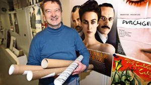 Rolf Brüggemann umgeben von Plakaten von Psychiatriefilmen Foto: Ines Rudel/Ines Rudel