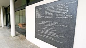 Eine Tafel mit den Namen vieler Opfer hängt bereits am Rathaus. Einmal im Jahr gibt es hier eine Gedenkfeier. Foto: factum/Simon Granville