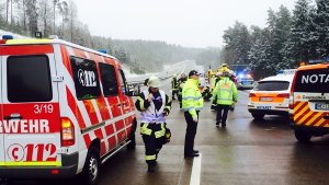 Nach dem schweren Busunglück in Osthessen mit vier Toten und rund 40 Verletzten sind mittlerweile die meisten Fahrgäste nach Hause zurückgekehrt.  Foto: dpa