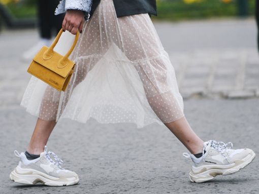 Der TikTok-Trend namens Wrong Shoe Theory sorgt für Stilbrüche im Outfit und somit für ganz besondere Looks. Foto: Creative Lab/Shutterstock