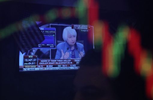 Der Fernsehauftritt von US-Notenbankchefin Janet Yellen spiegelt sich auf einem Börsenterminal. Foto: dpa
