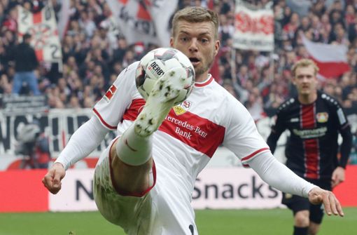 Und hoch das Bein: Alexander Esswein will mit dem VfB Stuttgart den Klassenverbleib schaffen und damit beim Bundesligisten bleiben. Foto: Baumann