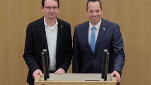 Die Landtagsabgeordneten Jonas Weber und Nicolas Fink am Rednerpult. Foto: SPD Fraktion BW