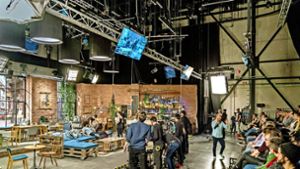 Schauspieler und  Kameraleute gehen auf Position, während der Anheizer (rechts) die Stimmung im Studio hochtreibt. Foto: factum/Weise