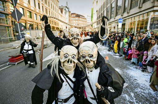 Auch gruselige Gestalten marschierten beim Umzug durch die Stuttgarter Innenstadt mit. Foto: Lichtgut/Max Kovalenko