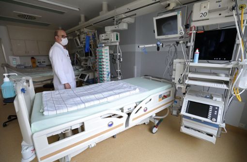 Ein sogenanntes Intensivbett – wie dieses in einer Rostocker Klinik – bietet mehr Möglichkeiten Covid-19-Patienten zu versorgen als ein gewöhnliches Krankenbett. (Archivbild) Foto: dpa/Bernd Wüstneck