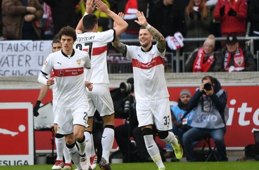 Benjamin Pavard, Mario Gomez and Daniel Ginczek freuen sich über den Sieg des VfB Stuttgart. Foto: dpa