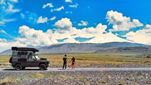 Greta und Jan mit ihren „Wohnmobil“ vor dem Berg Ararat in der Türkei Foto: Jan Navel