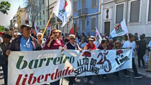 Viele Portugiesen zieht es anlässlich der traditionellen Demo am 1. Mai auf die Straßen. Sie unterstützen linke Parteien und Bündnisse. Foto: Schröppel