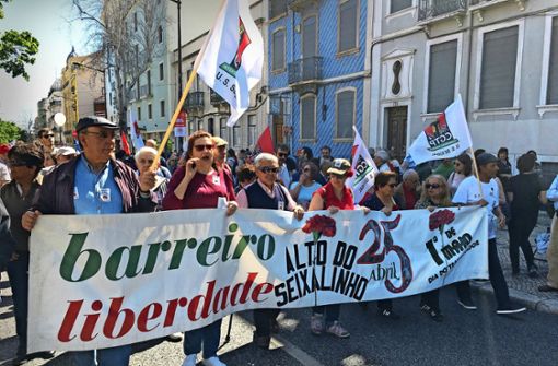 Viele Portugiesen zieht es anlässlich der traditionellen Demo am 1. Mai auf die Straßen. Sie unterstützen linke Parteien und Bündnisse. Foto: Schröppel