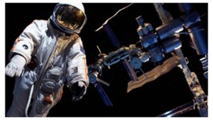Ein Astronaut beim Weltraumspaziergang. Im Hintergrund ist die Internationale Raumstation (ISS) in der Erdumlaufbahn zu sehen. Foto: Imago/Pond5 Images