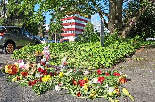 Blumen am Tatort in der Dieselstraße erinnern an die erstochene 25-jährige Prostituierte Foto: 7aktuell/Eyb