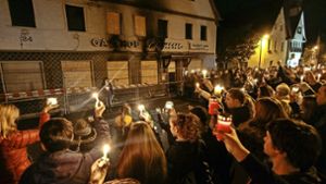 Kerzenlicht gegen den Fremdenhass. Kurz nach dem Brand neben einer Flüchtlingsunterkunft rief die Stadt Remseck zu einer Mahnwache auf. Foto: factum/Archiv