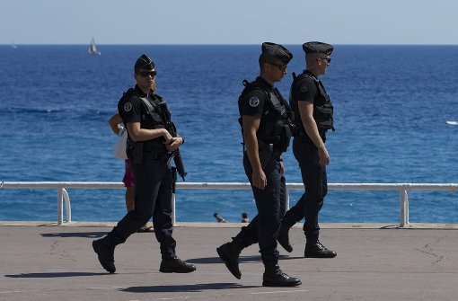 Polizisten patrouillieren an der Promenade des Anglais in Nizza. Foto: dpa