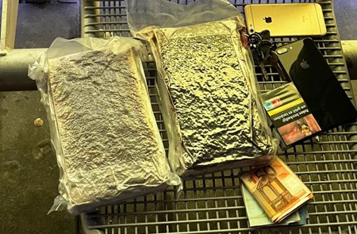 Gut verschweißt: Mit diesen  beiden Kokainpaketen reiste der 23-Jährige nach Deutschland ein. Foto: Hauptzollamt Stuttgart