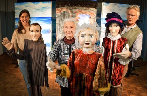 Tanja Kunze, Lydie Vanhoutte und Michael Kunze (von links) stehen hinter den Figuren im Theater Tredeschin. Foto: /Foto: Lichtgut/Ferdinando Iannone