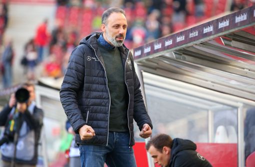 Geballte Freude: Der VfB-Trainer Pellegrino Matarazzo jubelt über den 2:0-Sieg gegen den SSV Jahn Regensburg. Foto: Baumann