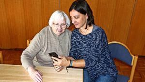 Barbara Müller (links) und Bianca Jahnke kennen sich mit Smartphones aus. Ihr Wissen geben sie in der Handy-Sprechstunde der Awo weiter. Foto: Bernd Zeyer
