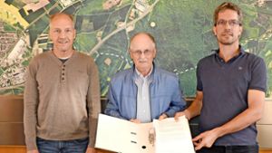 Klaus Sattler, Rainer Klein und Alexander Jäger (v. l.) haben einen ganzen Ordner voller Unterschriften gesammelt und jetzt dem Bürgermeister übergeben. Foto: Holger Schmidt