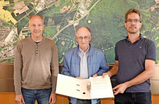 Klaus Sattler, Rainer Klein und Alexander Jäger (v. l.) haben einen ganzen Ordner voller Unterschriften gesammelt und jetzt dem Bürgermeister übergeben. Foto: Holger Schmidt