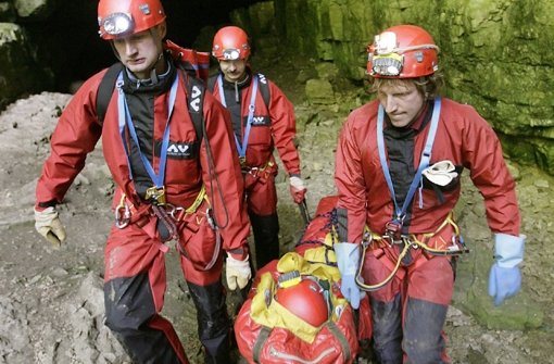 Vier Höhlenretter  simulieren bei einer Übung  in der Falkensteiner Höhle bei Bad Urach die Bergung einer verletzten Frau. Foto: dpa