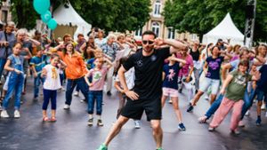 Bitte mittanzen! Eric Gauthier bringt am Colours-Playground auf dem Schlossplatz die Stadt in Bewegung. Foto: Simon Wachter