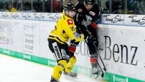 Dynamik auf dem Eis: Im Kampf um den Puck kommt es im Eishockey oft zu Zweikämpfen an der Bande. Foto: imago/Zink