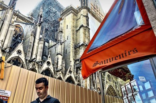 An der Baustelle der zerstörten Kathedrale Notre-Dame wird wieder viel Geschäft mit Touristen gemacht. Foto: Knut Krohn